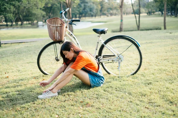 Aranyos Lány Fűpályán Biciklivel Mögötte — Stock Fotó