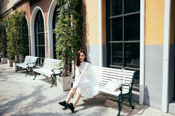 Asian Woman Sitting White Bench White Bag Next Her — Stock Photo, Image