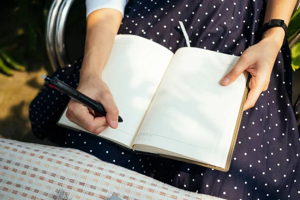 Girl Writing Book Garden — Stock Photo, Image