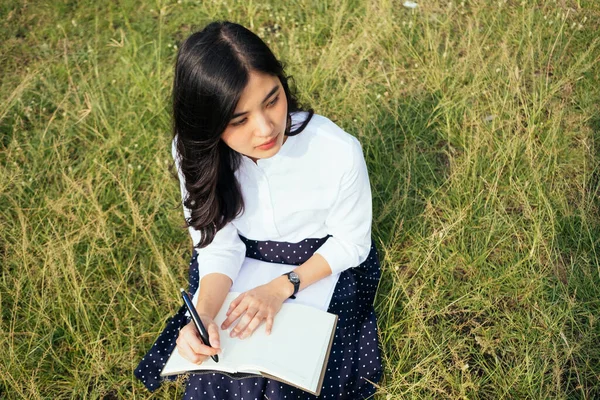 Girl Holding Book Right Hand Looking Something — Stock Photo, Image