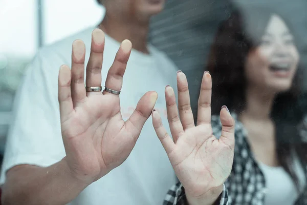 Zblízka Záběr Teenager Pár Ruce Dotýkají Skla Zatímco Oni Mají — Stock fotografie