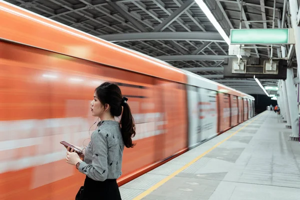 Thajská Žena Která Stojí Sama Nádraží Skytrain Nechává Vlak Projíždět — Stock fotografie