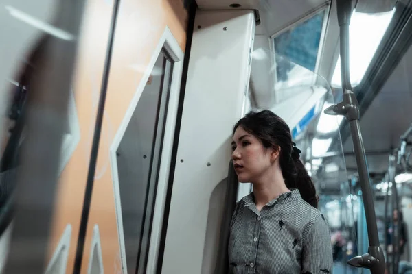 Donna Ufficiale Tailandese Piedi Vicino Alla Porta Del Treno Guardando — Foto Stock