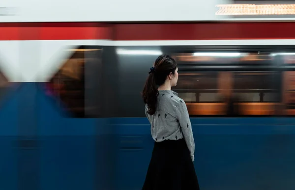 Thai Woman Ponytail Calmly Stand Platform Let Skytrain Pass — Stock Photo, Image