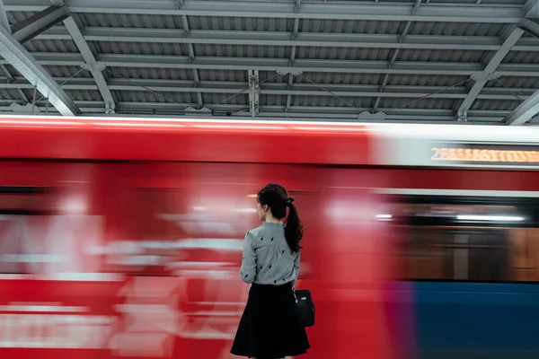 Žena Košili Černé Sukni Stojí Nástupišti Ignorovat Přicházející Skytrain — Stock fotografie