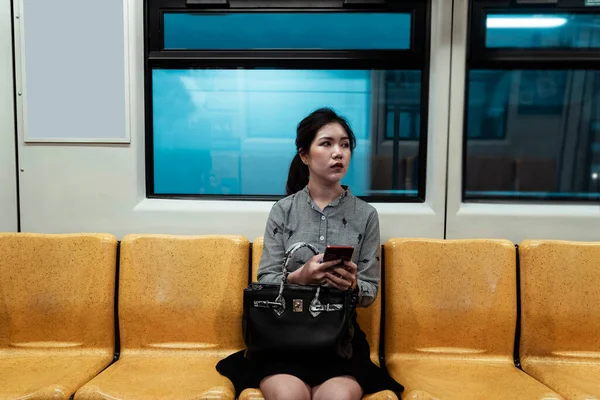 Тайська Жінка Сідає Повітряний Поїзд Після Важкого Робочого Дня Втомленим — стокове фото