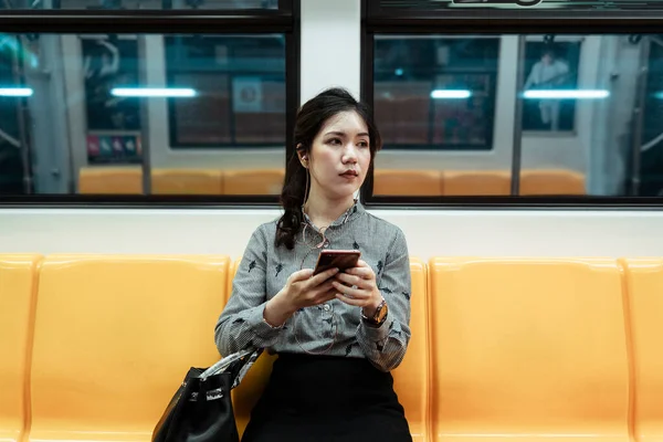 Eine Frau Sitzt Allein Einem Skytrain Nachdem Sie Der Nacht — Stockfoto