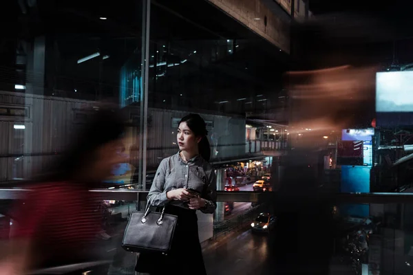 Žena Zůstane Klidná Stanici Skytrain Když Jsou Lidé Přeplnění — Stock fotografie
