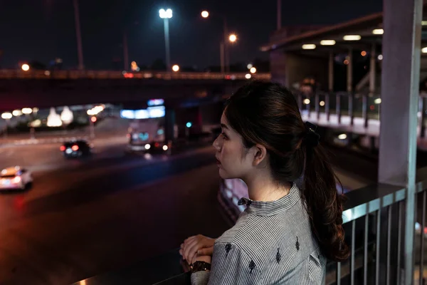 Wanita Thailand Berdiri Lorong Malam Hari Melihat Kekacauan Jalan — Stok Foto