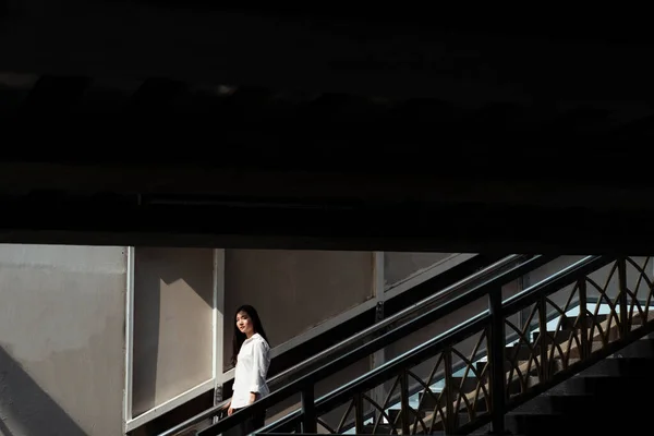 Žena Kráčí Letního Světla Schodech Mostu Dívá Kameru Sebedůvěrou — Stock fotografie