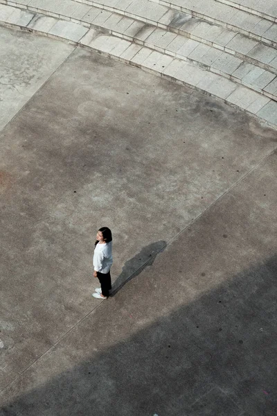 Chvíli Chůze Thajská Žena Zastavila Zadívala Slunce — Stock fotografie