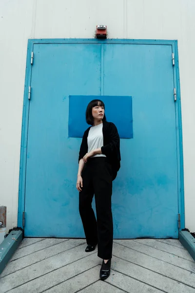 Mulher Preto Branco Frente Porta Azul Claro Com Papel Azul — Fotografia de Stock