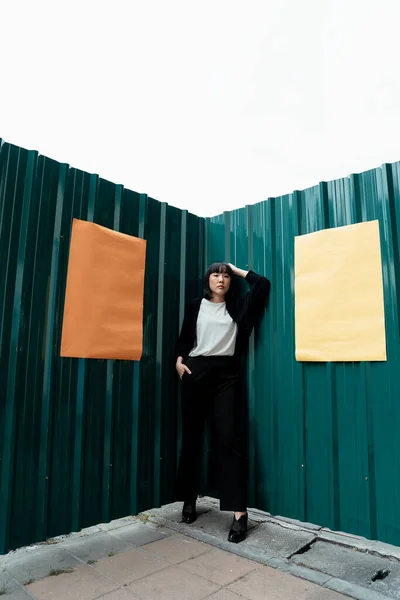 Mulher Preto Branco Centro Entre Papel Amarelo Papel Laranja Parede — Fotografia de Stock