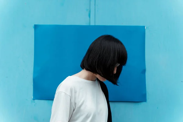 Mujer Pelo Corto Que Oculta Cara Cuando Está Pie Frente — Foto de Stock