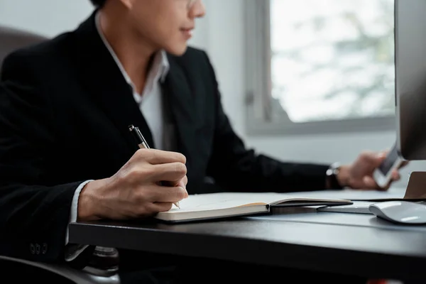 Mano Del Joven Ceo Está Tomando Nota Cuaderno Sala Trabajo — Foto de Stock