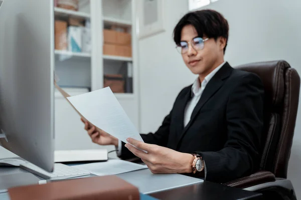 Informes Documentos Manos Del Joven Ceo Que Debe Comprobar — Foto de Stock