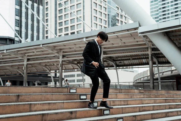 Joven Hombre Negocios Caminando Por Escalera Plaza Pública Ciudad — Foto de Stock