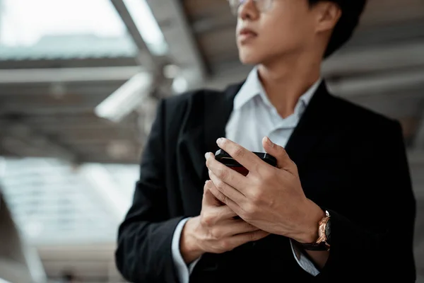 Primer Plano Las Manos Joven Sosteniendo Teléfono Inteligente Mientras Camina — Foto de Stock