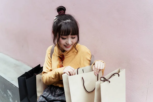 Linda Chica Con Suéter Amarillo Abriendo Una Bolsa Papel —  Fotos de Stock