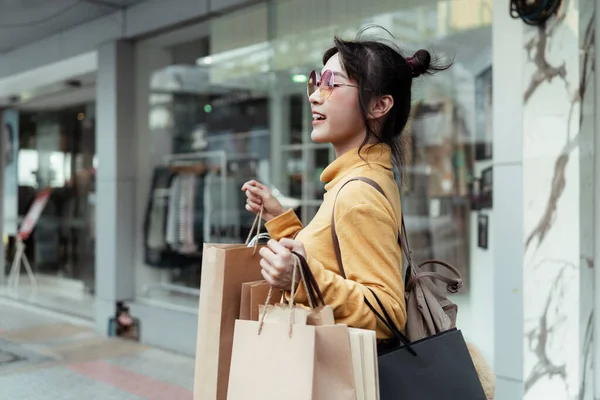 Ragazza Carina Che Indossa Maglione Giallo Occhiali Freddi Sorridenti Portando — Foto Stock