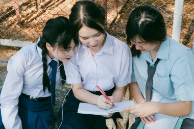 Üç sevimli öğrenci birlikte okuyorlar..