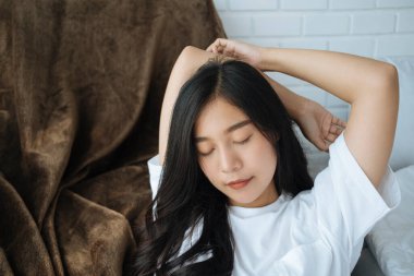 Sabah uyandıktan sonra esneme hareketleri yapan tatlı kız..