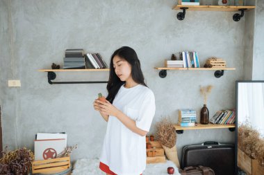 Tavan arasında kaktüs yetiştiren bir kız..