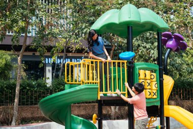 Asyalı çift oyun parkında eğleniyor..