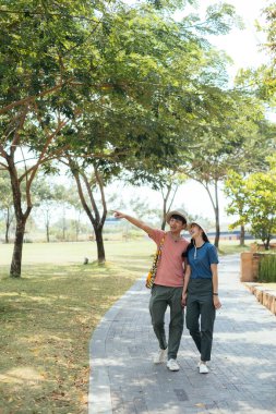 Asyalı çift parkta iyi vakit geçiriyor..