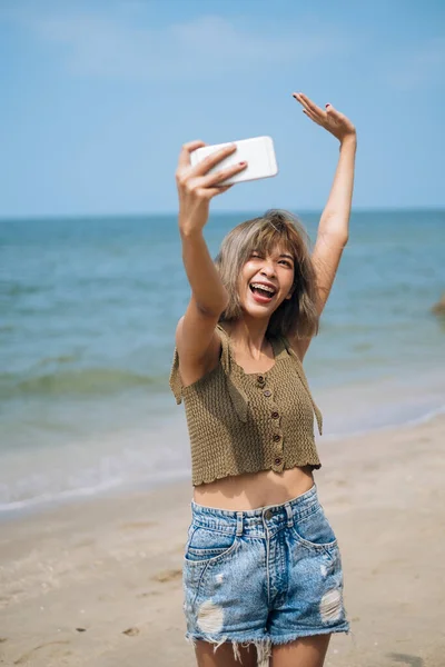 Sexy Sorrindo Menina Tomando Selfie Praia — Fotografia de Stock