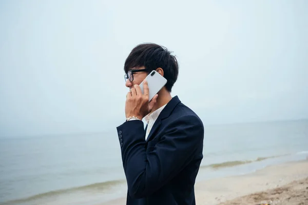 Πλευρική Άποψη Του Επιχειρηματία Μιλάμε Ένα Τηλέφωνο Στην Παραλία — Φωτογραφία Αρχείου
