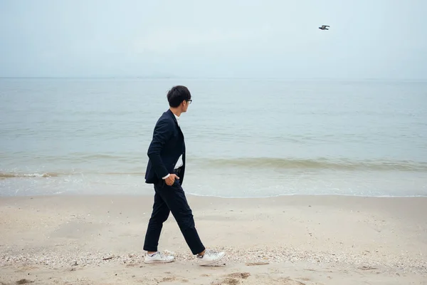 Бизнесмен Смотрит Летающую Птицу Время Прогулки Пляжу — стоковое фото