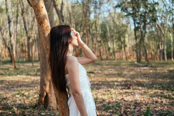 Chica Apoyada Contra Árbol Bosque — Foto de Stock