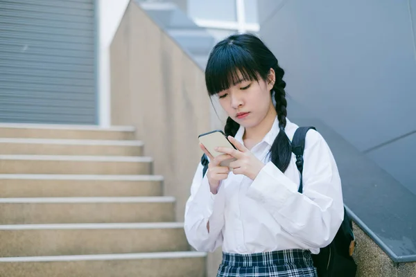 Aranyos Lány Használja Mobiltelefon Lépcsőn Beltéri — Stock Fotó