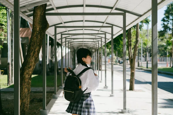 Κορίτσι Που Περπατά Στο Διάδρομο Για Πάει Σπίτι — Φωτογραφία Αρχείου