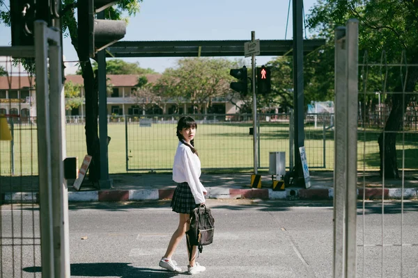 Menina Bonito Uniforme Escolar Cruzando Estrada — Fotografia de Stock