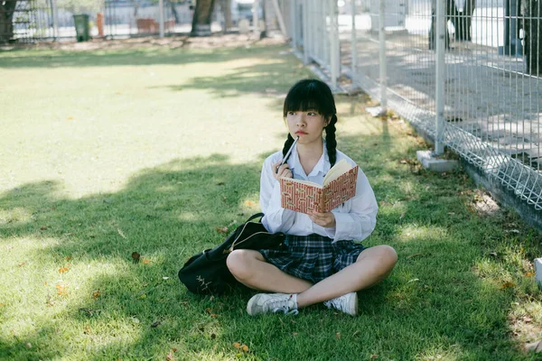 Kawaii Mädchen Denkt Über Etwas Schatten Eines Baumes Nach — Stockfoto