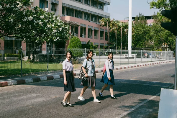 Três Estudantes Atravessando Estrada Uma Escola — Fotografia de Stock