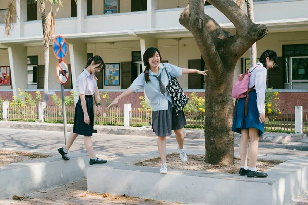 Trzech Studentów Dziwnie Się Zachowuje Bloku Cementowym Pod Drzewem — Zdjęcie stockowe