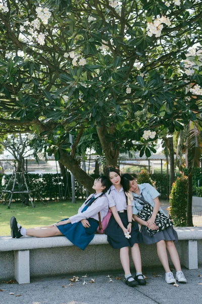 Três Estudantes Tailandeses Relaxando Debaixo Árvore — Fotografia de Stock