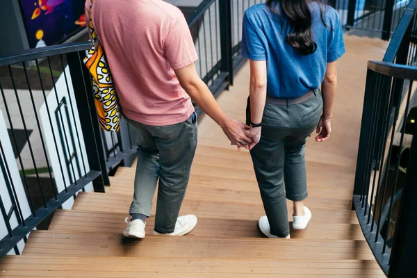 Casal Segurando Mão Andando Escada Madeira — Fotografia de Stock