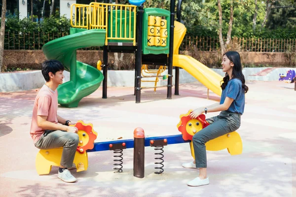 Asiático Casal Gosta Jogar Seesaw Playground — Fotografia de Stock