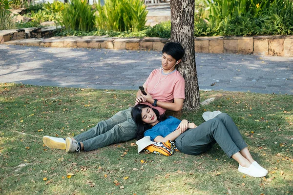 Couple Asiatique Reposant Sous Arbre Écoutant Musique Parc — Photo