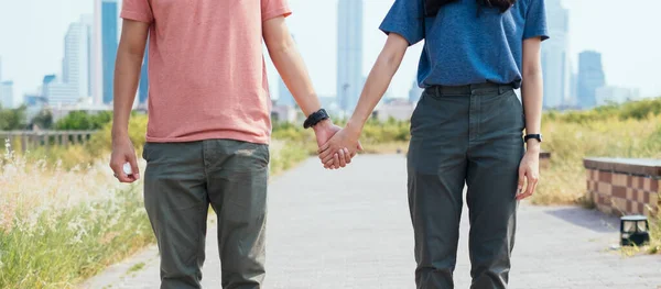 Pareja Con Dos Colores Divisoria Camiseta Sosteniéndose Mano — Foto de Stock