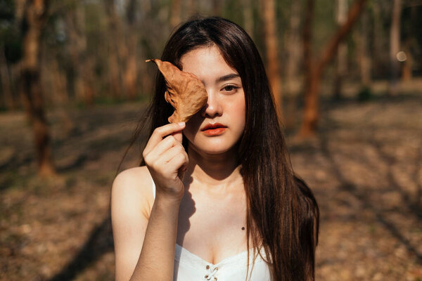 Cute Girl Grabbing Dry Leaf Cover Her Right Eye — Stock Photo, Image