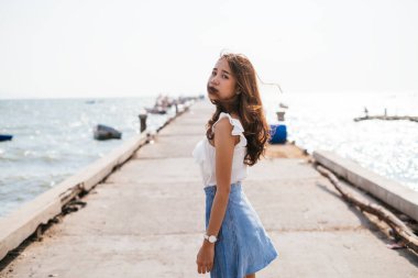 Deniz köprüsündeki kameraya bakan tatlı kız..