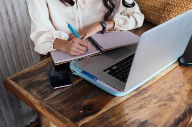 Ofisteki kadın kafede bir kitap yazıyor..