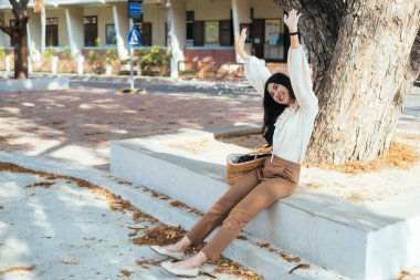 Ofisteki kadın ellerini kaldırdı ve ellerini uzattı..