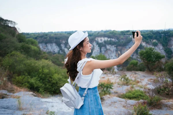 Długie Włosy Dziewczyna Selfie Wzgórzu — Zdjęcie stockowe