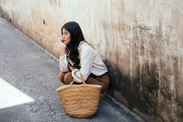 Escritório Mulher Sentada Parede Manchada — Fotografia de Stock